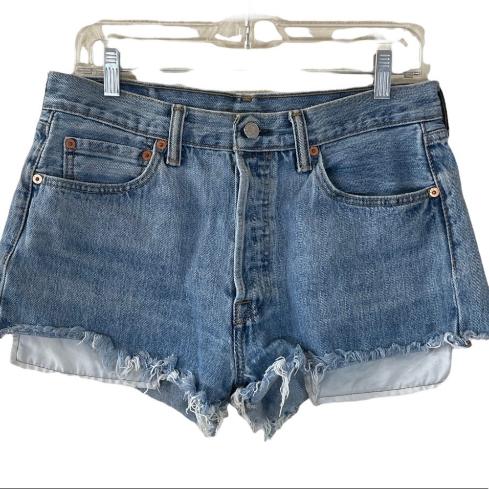 💛💛 4/$25 Levi’s 501 button fly denim shorts w/ exposed pockets/ W33